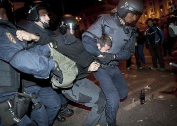  Los antidisturbios detienen a un manifestante, esta noche en la madrileña Plaza de Neptuno, tras la marcha de protesta que la Coordinadora 25S