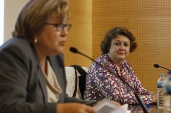 La presidenta de los libreros de Ourense, Pilar Rodríguez, junto a la escritora Begoña Ibarrola.