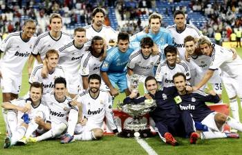 Los jugadores del Real Madrid, posando con el trofeo conquistado. (Foto: CHEMA MOYA)