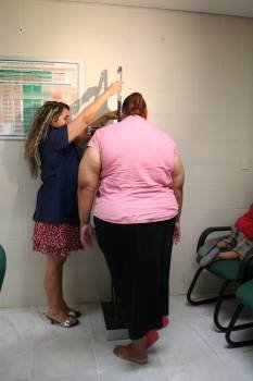 Una mujer toma medidas en una consulta médica a una paciente que sufre sobrepeso. (Foto: ARCHIVO)