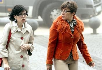 La juezas Pilar de Lara (i) y Estela San José, a su llegada hoy a los juzgados de Lugo