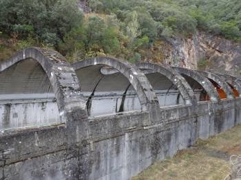 El túnel de La Barosa, en León, cuyo mal estado motiva el desvío del tráfico por O Barco. (Foto: J.C.)