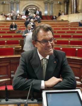 El presidente de la Generalitat, Artur Mas, en el hemiciclo del Parlamento de Cataluña.  (Foto: A. DALMAU)