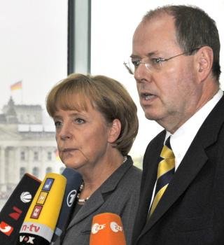  Fotografía de archivo tomada el 5 de octubre de 2008 que muestra a la canicller alemana Angela Merkel (izda) y al entonces ministro de Finanzas Peer Steinbrück (dcha) 
