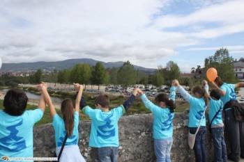 Escolares de Xinzo unen las manos en el puente romano de Ponte da Lima, el año pasado.