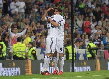 Kaká celebra uno de los goles con Higuaín. (Foto: VÍCTOR LERENA)