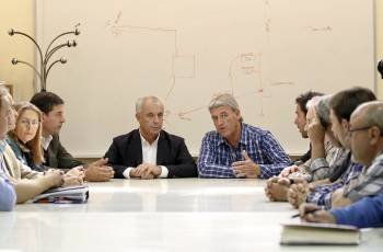 Pachi Vázquez, durante el encuentro que mantuvo en  San Cibrao con trabajadores de Alcoa. (Foto: HOHEM GOUVEIA)