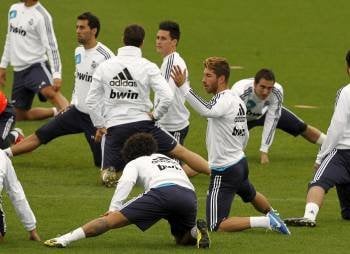 Sergio Ramos levanta la mano, ayer durante el entrenamiento del Real Madrid. (Foto: ÁNGEL DÍAZ)