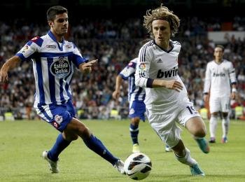 El centrocampista croata del Real Madrid Luka Modric (d) se marcha del centrocampista portugués del Deportivo Bruno Gama (Foto: EFE)