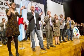 Pontón, Vázquez, Jorquera, Paz, Aymerich y Pombo saludan a los asistentes a la convención del BNG. (Foto: OSCAR CORRAL)
