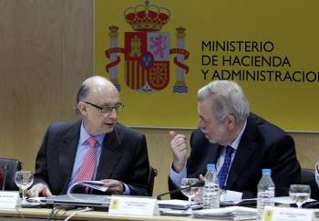 El ministro de Hacienda, Cristóbal Montoro y el secretario de Estado de Administraciones, Antonio Beteta. (Foto: ARCHIVO)