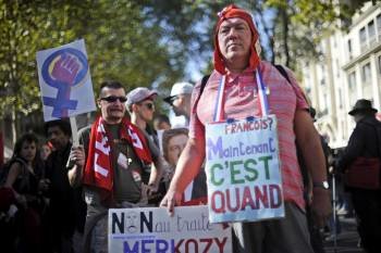Un manifestante sostiene una pancarta donde se lee 'Francois, ahora es cuando'. (Foto: YOAN VALAT)