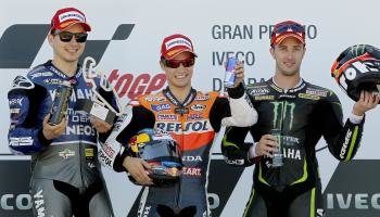 El podio al completo de la categoría de MotoGP con Dani Pedrosa como vencedor acompañado de Lorenzo (izquierda) y Dovizioso (derecha).