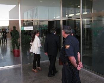  Isabel Pantoja en la entrada de los juzgados.