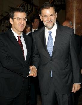  El presidente de la Xunta de Galicia y candidato a la reelección, Alberto Nuñez Feijóo (i), junto al presidente del Gobierno y del PP, Mariano Rajoy