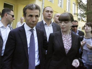 El billonario georgiano y líder del partido opositor Sueño Georgiano, Bidzina Ivanishvili, y su mujer, Ekaterine Khvedelidze (dcha), tras ejercer su derecho al voto 