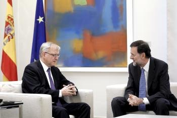 El presidente del Gobierno, Mariano Rajoy (d), durante la entrevista que mantuvo hoy en La Moncloa con el vicepresidente económico de la Comisión Europea, Olli Rehn