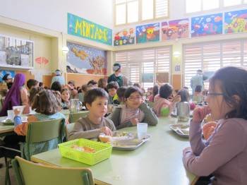 Un grupo de escolares sentados en la mesa de un comedor escolar. (Foto: ARCHIVO)