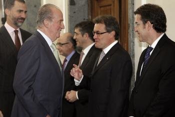 El rey Juan Carlos y el príncipe Felipe, saludan a los presidentes de la Xunta, Alberto Núñez Feijóo (d) y la Generalitat, Artur Mas (2d), entre otros