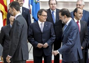 El príncipe de Asturias y el presidente del Gobierno, Mariano Rajoy (primer término-d), pasan junto al presidente de la Generalitat de Cataluña (Foto: EFE)