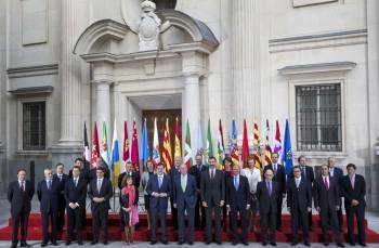 El rey Juan Carlos, junto al príncipe de Asturias y el presidente del Gobierno, Mariano Rajoy, posa con los 19 mandatarios de las autonomías. (Foto: EMILIO NARANJO)