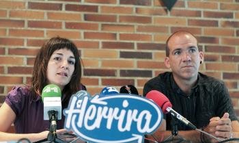 Los portavoces de Herrira, Jon Garay y Ane Zelaia, han anunciado en una rueda de prensa hoy en San Sebastián la convocatoria de 'dos grandes movilizaciones' en favor de los derechos de los presos de ETA. 