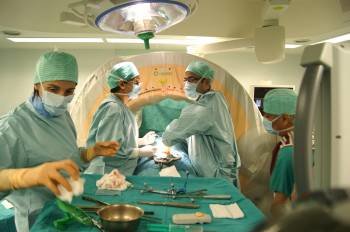 Cirujanos del CHUO practican una intervención   quirúrgica en un quirófano del centro hospitalario.