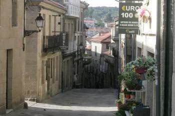 La calle Portelo es una de las más concurridas, comercialmente hablando, del casco histórico. (Foto: MARCOS ATRIO)