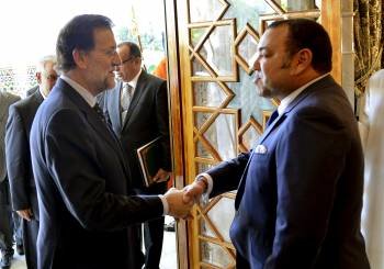 Rajoy con el rey Mohamed VI. (Foto: KOTE RODRIGO)