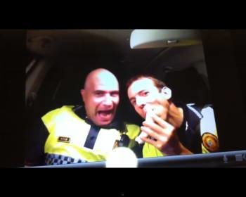 Los dos policías locales de Cerdanyola que grabaron el polémico vídeo en el coche patrulla. (Foto: YOUTUBE)