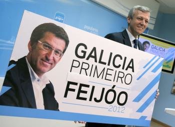 Rueda, presentando el cartel promocional de su formación para las elecciones autonómicas.