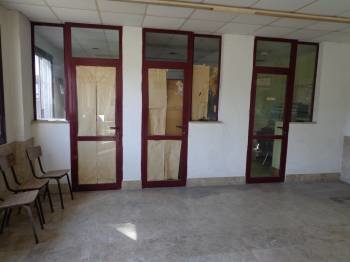 Oficinas cerradas en el interior de las instalaciones de la estación de autobuses de O Barco. (Foto: J.C.)
