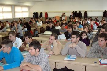 Un grupo de jóvenes sentados durante una clase en un centro universitario. (Foto: ARCHIVO)