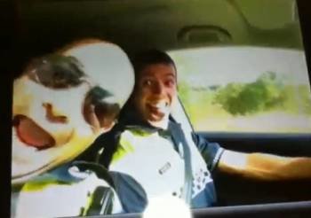 Los policías locales de Cerdanyola, protagonistas del vídeo. (Foto: YOUTUBE)