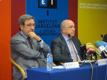 Narcís Serra (presidente del IBEI) y el vicepresidente de la CE Joaquín Almunia.
