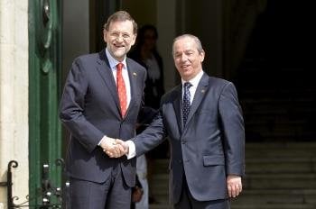 El primer ministro maltés, Lawrence Gonzi (d) recibe al presidente del Gobierno español, Mariano Rajoy (Foto: EFE)
