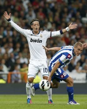 Alex Bergantiños disputa la pelota con Özil. (Foto: J.C. HIDALGO)