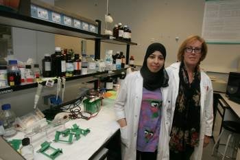 Sanaa Cherroud e Inmaculada Franco, en el laboratorio donde trabajan habitualmente. (Foto: MARCOS ATRIO)
