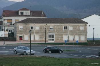 La escuela unitaria fue ocupada por una constructora. Tras su rehabilitación, será un hotel. (Foto: MARCOS ATRIO)