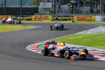 El Red Bull de Sebastian Vettel lidera la carrera. (Foto: DIEGO AZUBEL)