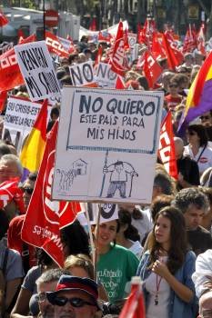 Manifestación convocada por la Cumbre Social, en Madrid. (Foto: KOTE RODRIGO)