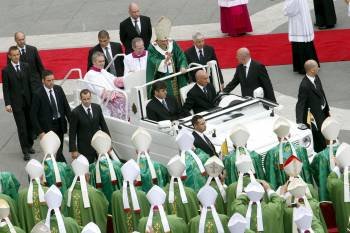 El papa Benedicto XVI saluda a los fieles tras la misa de apertura del Sínodo de Obispos. (Foto: SAMANTHA ZUCCHI)