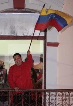  Hugo Chávez, ondeando una bandera de su país 