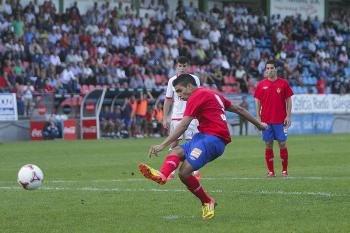El malacitano Jona en el momento de ejecutar el penalti que convirtió en el único gol.