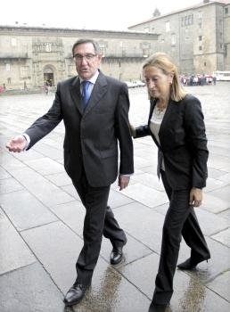 La ministra de Fomento, Ana Pastor, acompañada por el alcalde de Santiago de Compostela, Angel Currás