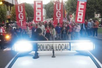 Cabecera de la manifestación desarrollada ayer en Ourense, supervisada por el habitual dispositivo policial.  (Foto: MIGUEL ÁNGEL)