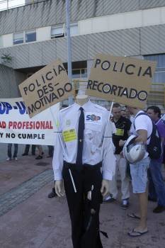 Protesta frente a la Comisaría el pasado día 8 de agosto. (Foto: MIGUEL ÁNGEL)