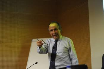 Emilio Duró, ayer durante su charla en el salón de actos del Centro Cultural de la Diputación. A la derecha, parte del público asistente a la conferencia. 