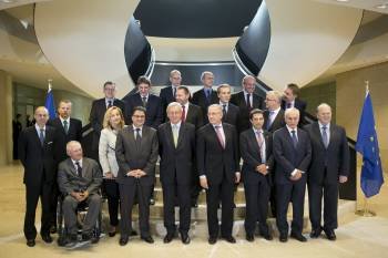 Los ministros de Economía de la zona euro posan para la prensa, ayer en Luxemburgo. (Foto: NICOLÁS BOUVY)