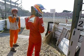 Alonso, el domingo nada más abandonar el GP de Japón. (Foto: DIEGO AZUBEL)